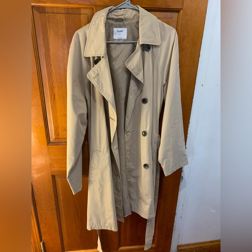 Woman’s lightweight trench coat. Size XL. Tan/Cream color.